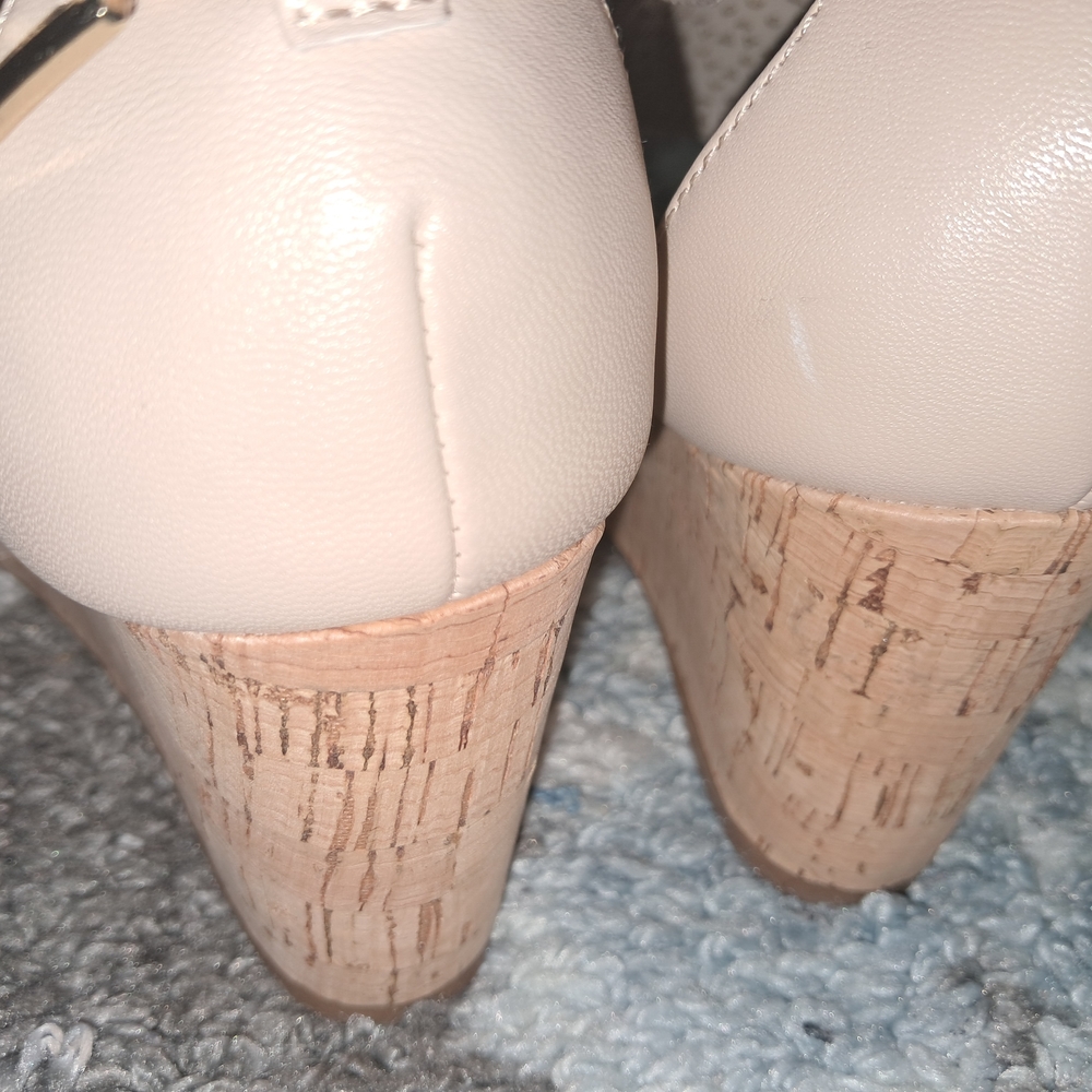EUC Jones New York Cream Perforated Wedge Sandals 7.5 - Picture 3 of 7